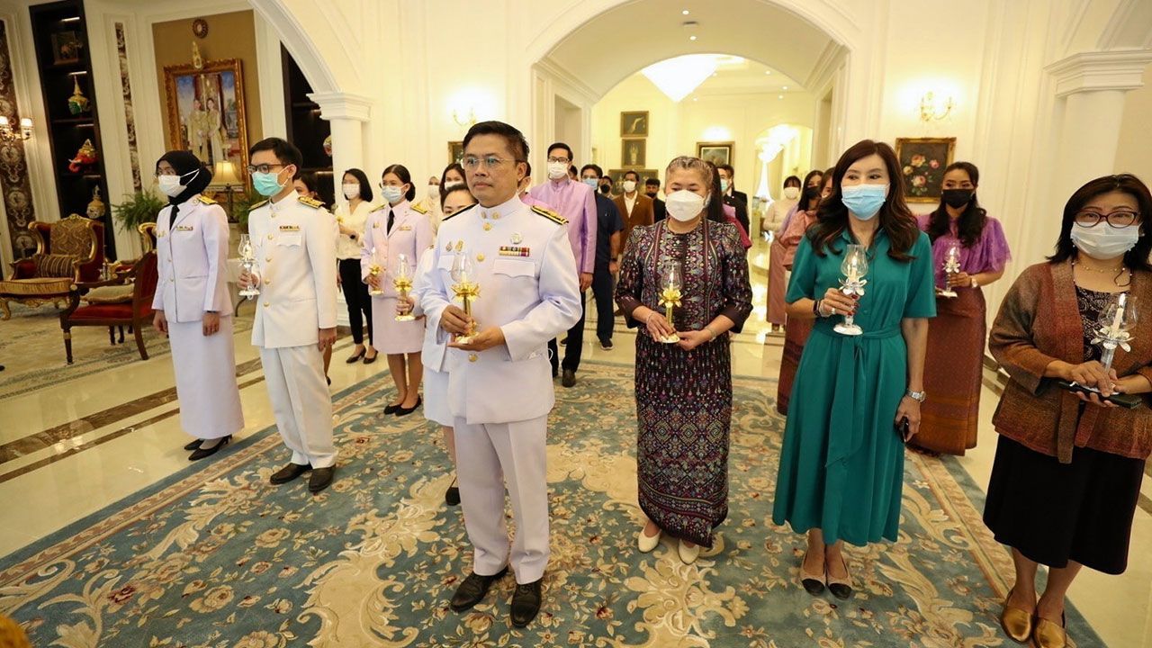 ถวายพระพร - วราวุธ ภู่อภิญญา ออท. ณ กรุงอาบูดาบี สหรัฐอาหรับ เอมิเรตส์ นำ ขรก.และชาวไทยร่วมถวายพระพร สมเด็จพระนางเจ้าฯ พระบรมราชินี เนื่องในวันเฉลิมพระชนมพรรษา มี มนต์ทิพย์ อุปัติศฤงค์ ไปร่วมด้วย.