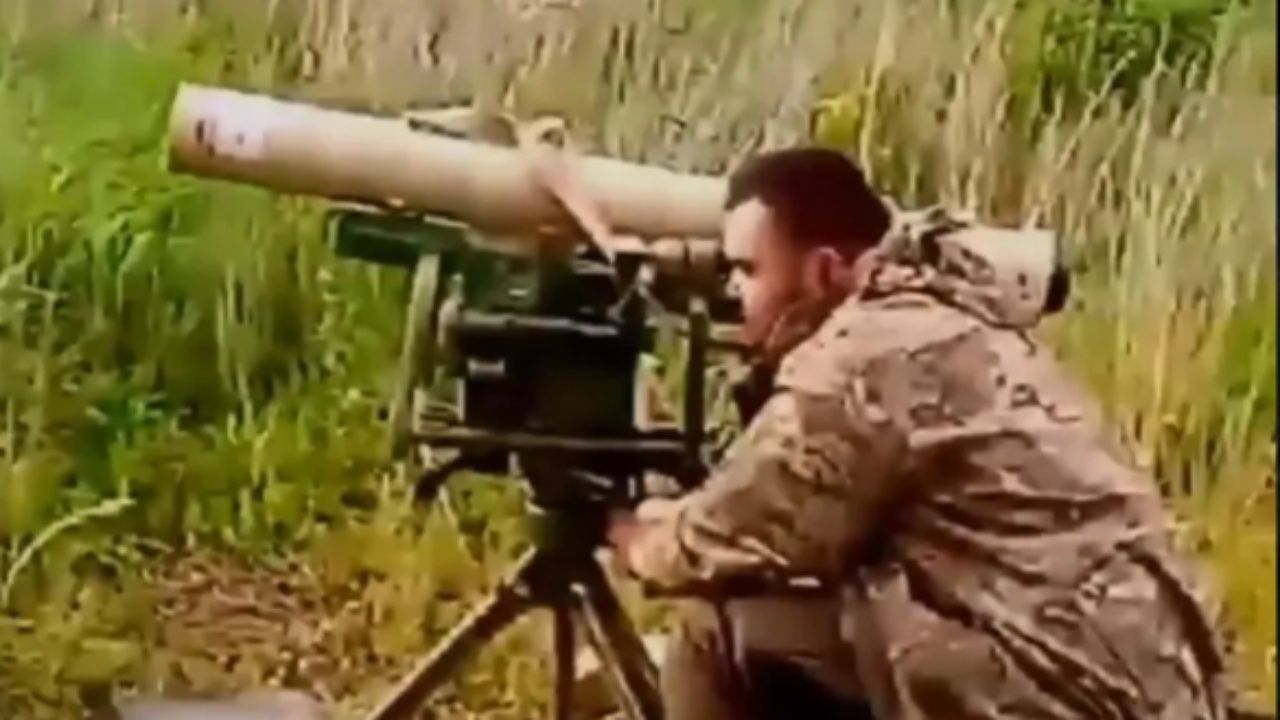 ทหารยูเครนเล็งจรวดยิงโจมตีขบวนรถถังรัสเซียจากระยะไกลถึง 2.5 กิโลเมตร