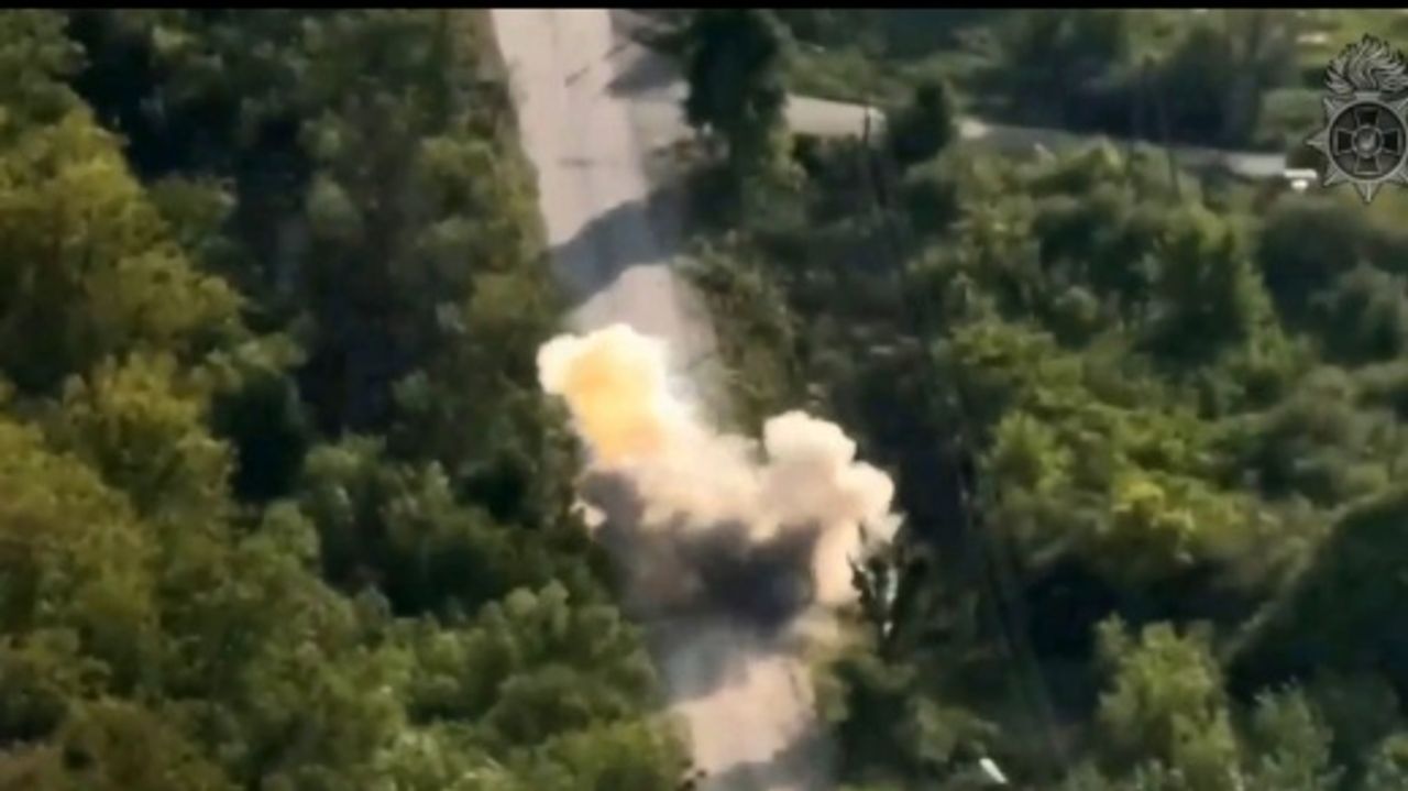 ภาพจากคลิป แสดงให้เห็นนาทียานยนต์หุ้มเกราะของรัสเซียถูกยิงโจมตี