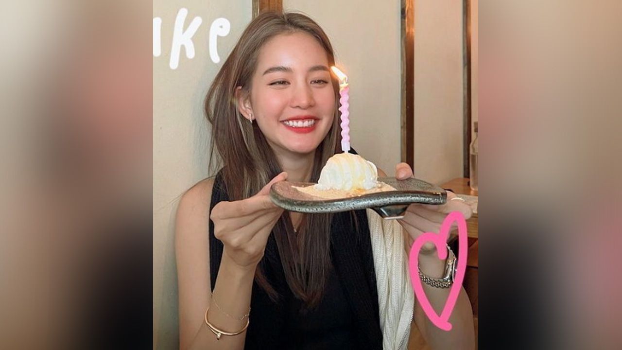 เพิ่งจะไปเที่ยวกระบี่กลับมา ล่าสุดนี่ อาเล็ก-ธีรเดช ควง โบว์-เมลดา บินไปเที่ยวนิวยอร์ก อีกแล้ว! แถมทริปนี้ยังมีเซอร์ไพรส์...อ้าาา วันเกิด สาวโบว์ จ้ะ ไม่ใช่คุกเข่าสวมแหวน อิ๊ๆ.