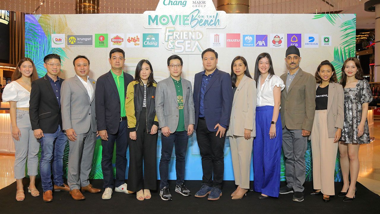 หนังพร้อมคอนเสิร์ต - สุรเชษฐ์ อัศวเรืองอนันต์ รอง ปธ.จนท.บห.ฝ่ายสื่อโฆษณา บมจ.เมเจอร์ ซีนีเพล็กซ์ กรุ้ป จำกัด (มหาชน) และ ณรัชฏ์ วัชรเพชร์ ผู้จัดการผลิตภัณฑ์เครื่องดื่มตราช้าง พร้อมพันธมิตรจับมือร่วมจัดงาน “Chang–Major Movie on the Beach ครั้งที่ 8” ตอน FRIEND & SEA ที่จะมีขึ้นในวันเสาร์ที่ 9 ก.ค.นี้ โดยมี ประติภา มหาโยธารักษ์, คัทรียาฑ์ บาวเวนส์ นักแสดงจากสกายบ็อกซ์ฯ ร่วมงานที่พารากอน ซีนีเพล็กซ์.