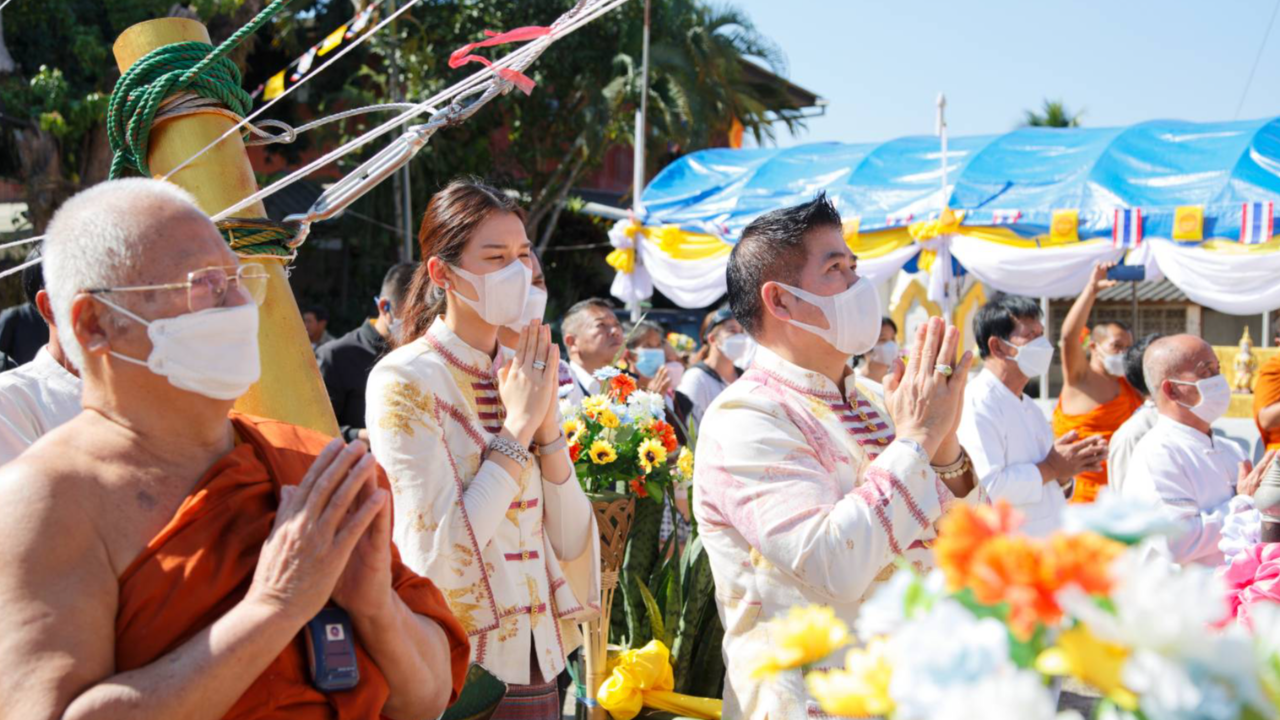 "ธรรมนัส" ทำบุญทอดผ้าป่าสามัคคี-ยกยอดฉัตรพระธาตุเจดีย์ จ.พะเยา