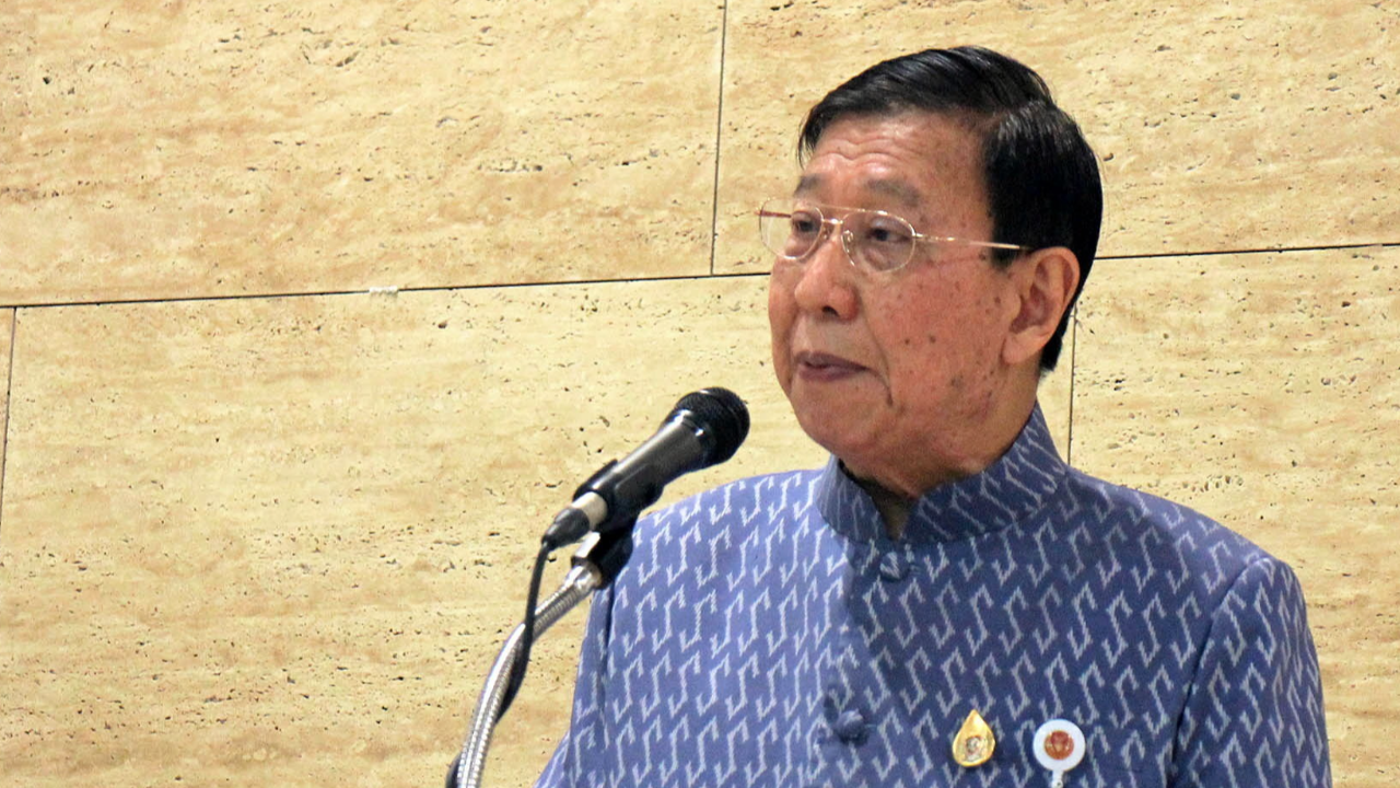 “พรเพชร” เชื่อมียุบสภา ลั่น ทำงานอิสระไร้คนชักใย ฉุน ถูกกล่าวหารับงาน