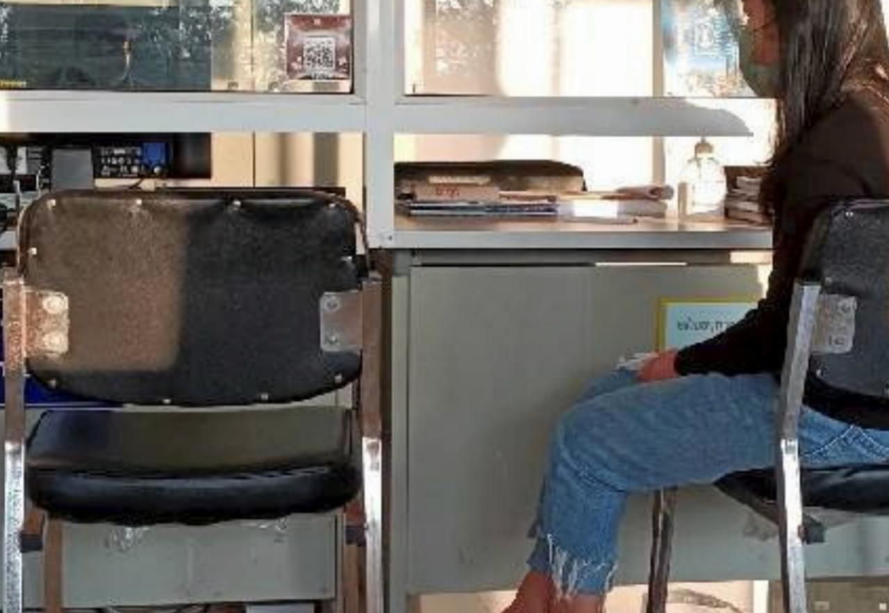 สามีลงไปทำธุระส่วนตัวก่อนขับรถ ลืมภรรยาทิ้งไว้ในป่าข้างทาง