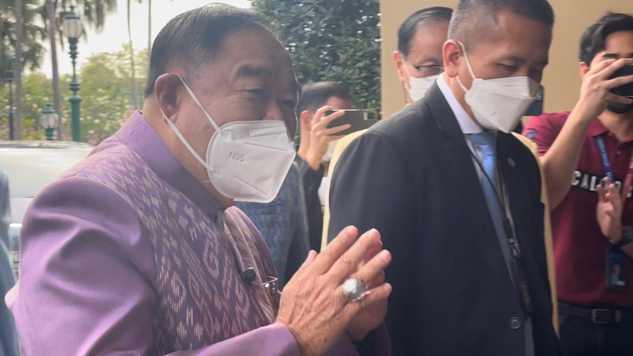 "บิ๊กป้อม" สวัสดีปีใหม่ สื่อฯ ไม่ตอบ วันประกาศเป็นแคนดิเดตนายกฯ พปชร.