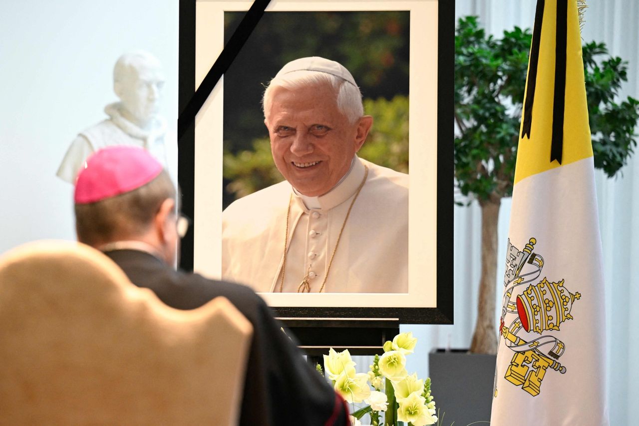 ลงนามถวายความอาลัยอดีตพระสันตะปาปาเบเนดิกต์ที่ 16