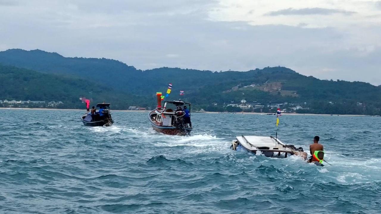 นาทีชีวิต คลื่นซัดเรือ 2 นทท.จมกลางทะเล โชคดีมีเรือแล่นช่วยได้ทัน
