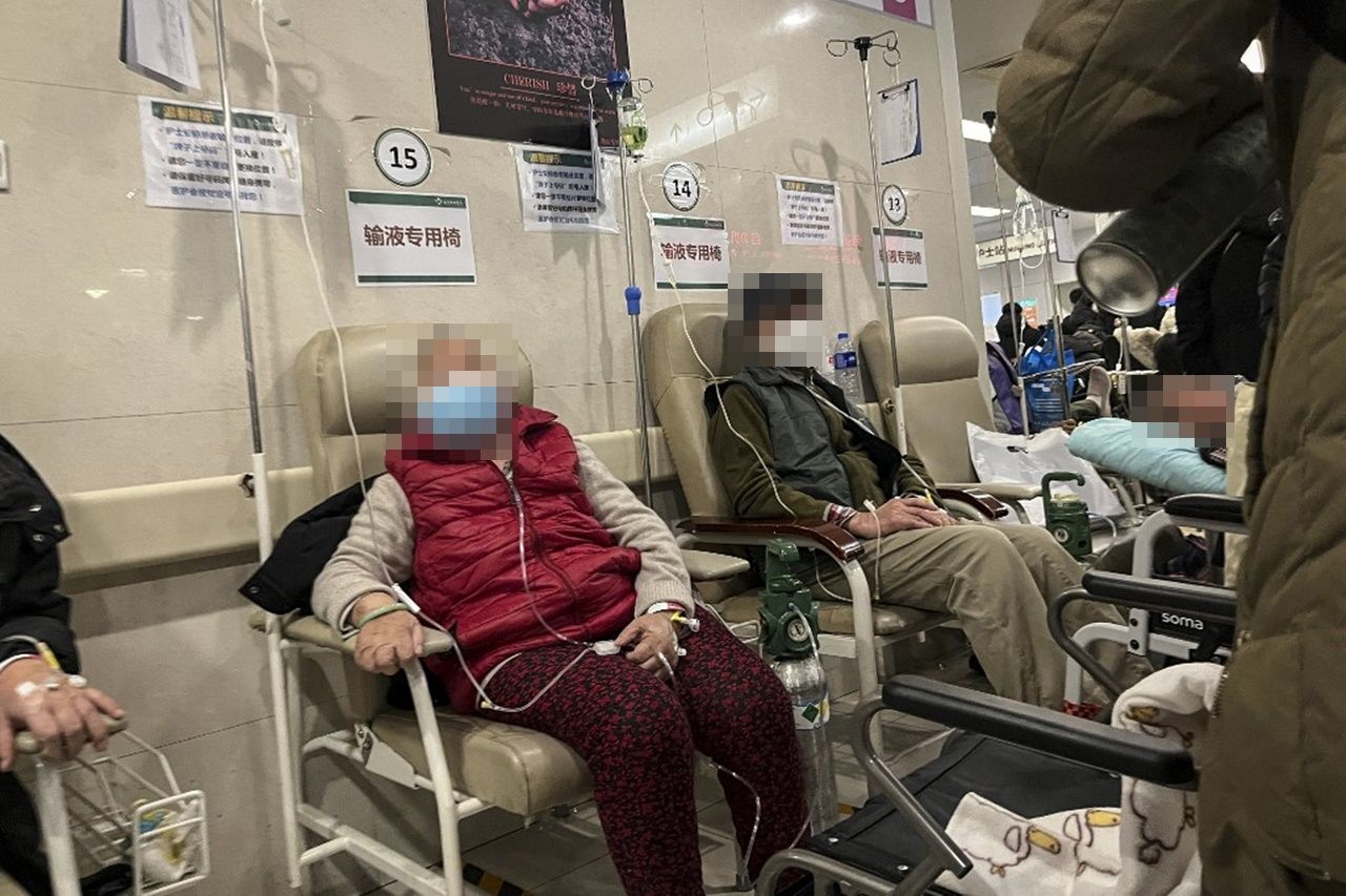 ผู้ป่วยจำนวนมากมาที่แผนกฉุกเฉินของโรงพยาบาลแห่งหนึ่งในกรุงปักกิ่งเมื่อ 3 ม.ค. 2566