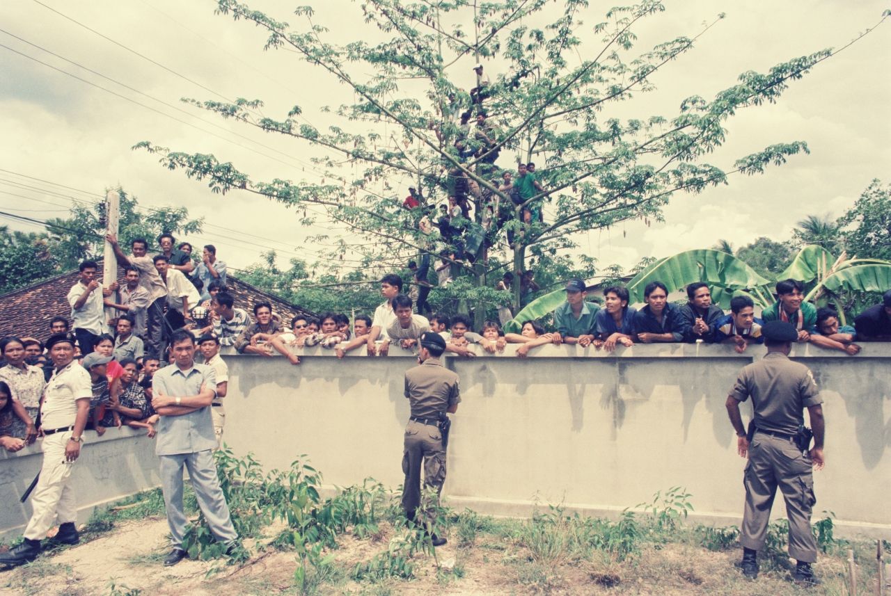 ชาวบ้านที่มาดูการทำแผน