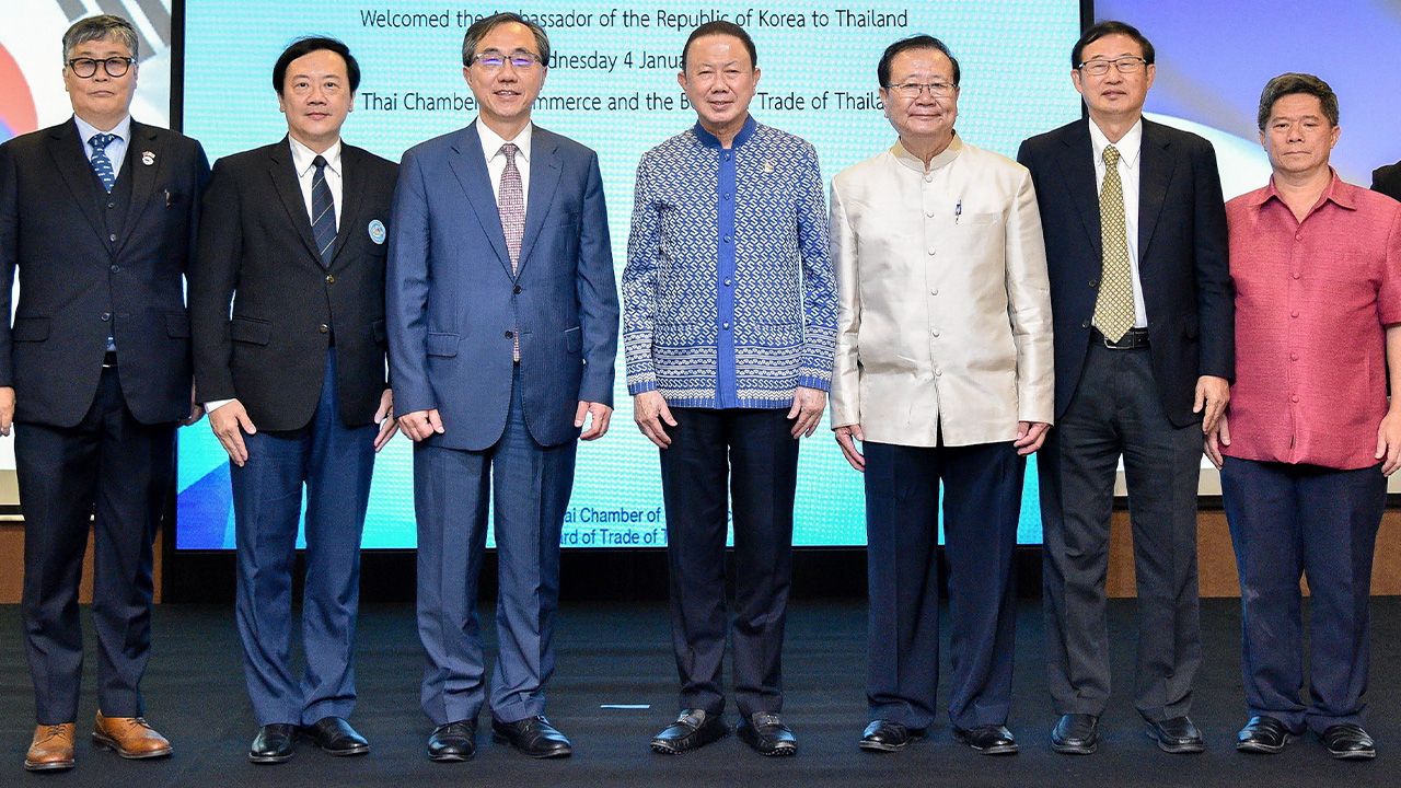 สร้างสัมพันธ์ สนั่น อังอุบลกุล ประธานกรรมการหอการค้าไทย ให้การต้อนรับ มุน ซึง–ฮย็อน ทูตสาธารณรัฐเกาหลี ในโอกาสมาหารือการส่งเสริมความสัมพันธ์ทางเศรษฐกิจ โดยมี ไพรัช บูรพชัยศรี, วิบูลย์ สุภัครพงษ์กุล และ ไกรสินธุ์ วงศ์สุรไกร มาร่วมงานด้วย ที่หอการค้าไทย วันก่อน.