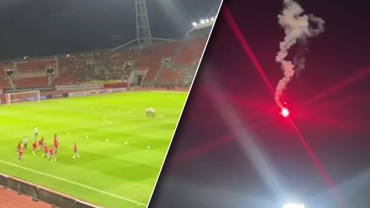 ด่วน "แฟนบอล" จุดพลุโยนลงไปในสนามระหว่างนักเตะกำลังวอร์มก่อนแข่ง ไทย-มาเลเซีย (คลิป)