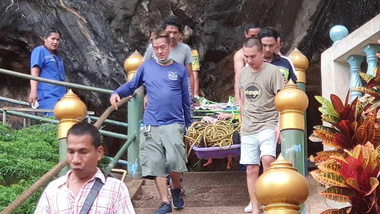 หนุ่มเยอรมันตกเขาวัดถ้ำเสือ บาดเจ็บหวิดร่วงลงเหว กู้ภัยส่ง รพ.กระบี่แล้ว