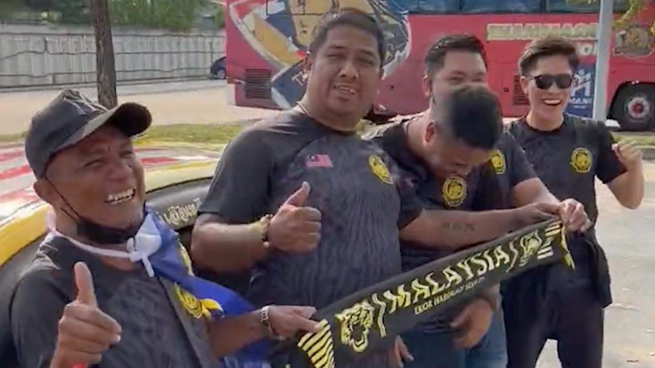ไกลแค่ไหนคือใกล้ "แฟนมาเลเซีย" ขับรถ 16 ชม. เชียร์ทีมฟัดไทย ชี้ชะตาเข้าชิงฯ อาเซียนคัพ (คลิป)