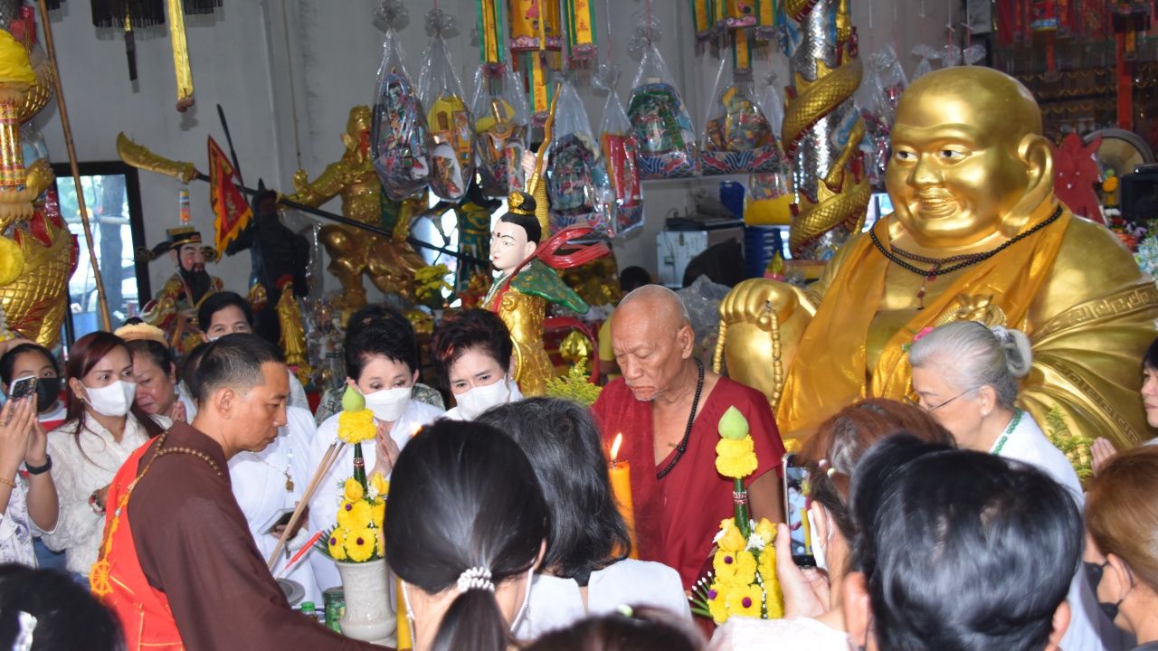 คอหวยแห่ส่อง "เลขเด็ด" หางประทัด พิธีเปิดโรงเจ วัดสว่างอารมณ์ ไปลุ้นโชค 17/01/66