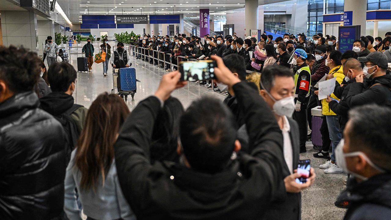 จีนเดินทางคึกคักหลังเปิดประเทศ เที่ยวบินยังน้อย
