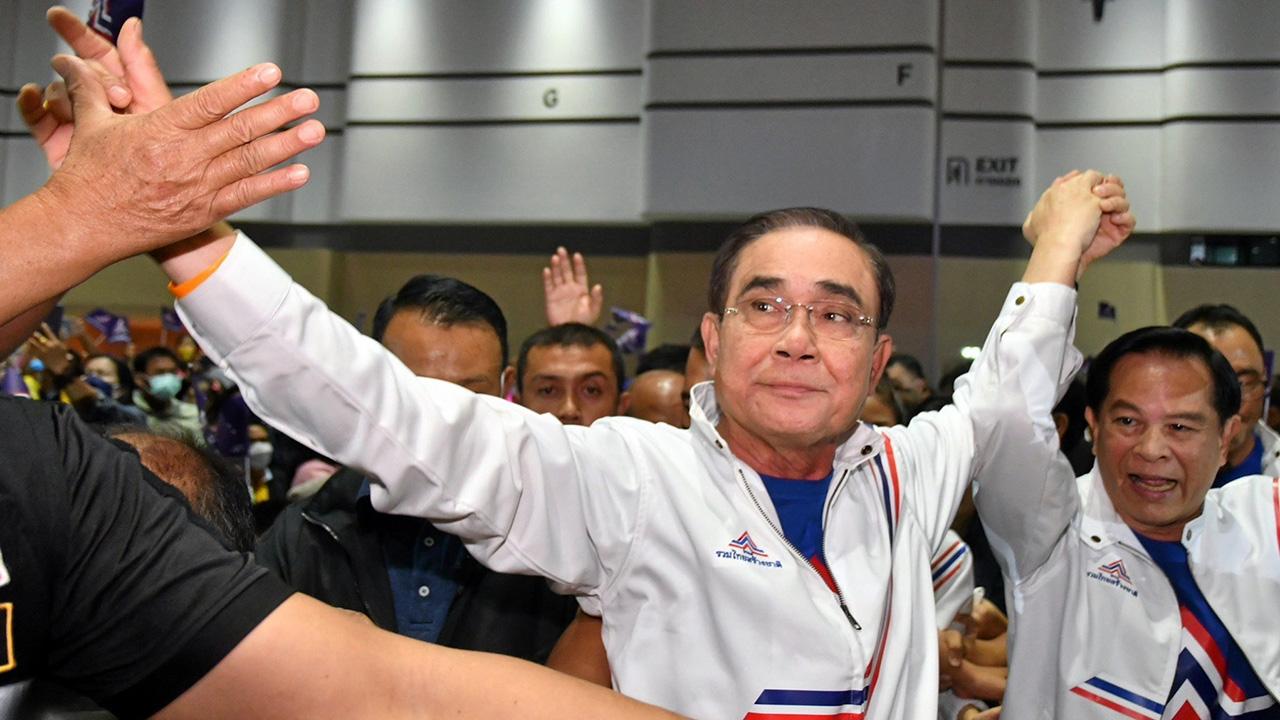 “บิ๊กตู่” ขอเดินหน้าต่อ แฟนคลับล้น คึกขนเวทีรวมไทยสร้างชาติ “บิ๊กป้อม” อวยพรให้ (คลิป)