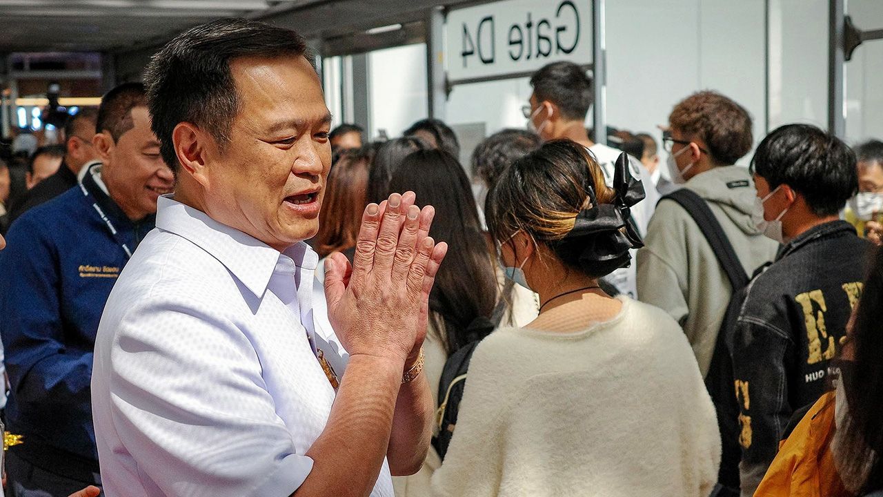 นักท่องเที่ยวจีนวันแรกแห่เข้าไทยแน่น “อนุทิน” ไปรอรับ ไม่ต้องโชว์วัคซีน