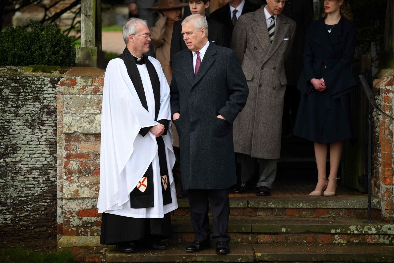 เจ้าชายแอนดรูว์ ดยุกแห่งยอร์ก สนทนากับบาทหลวง หลังเสร็จพิธีทางศาสนาเนื่องในวันคริสต์มาส ที่โบสถ์เซนต์แมรี แม็กดารีน หมู่บ้านซานดริงแฮม มณฑลนอร์ฟอล์ก เมื่อ 25 ธ.ค.2565