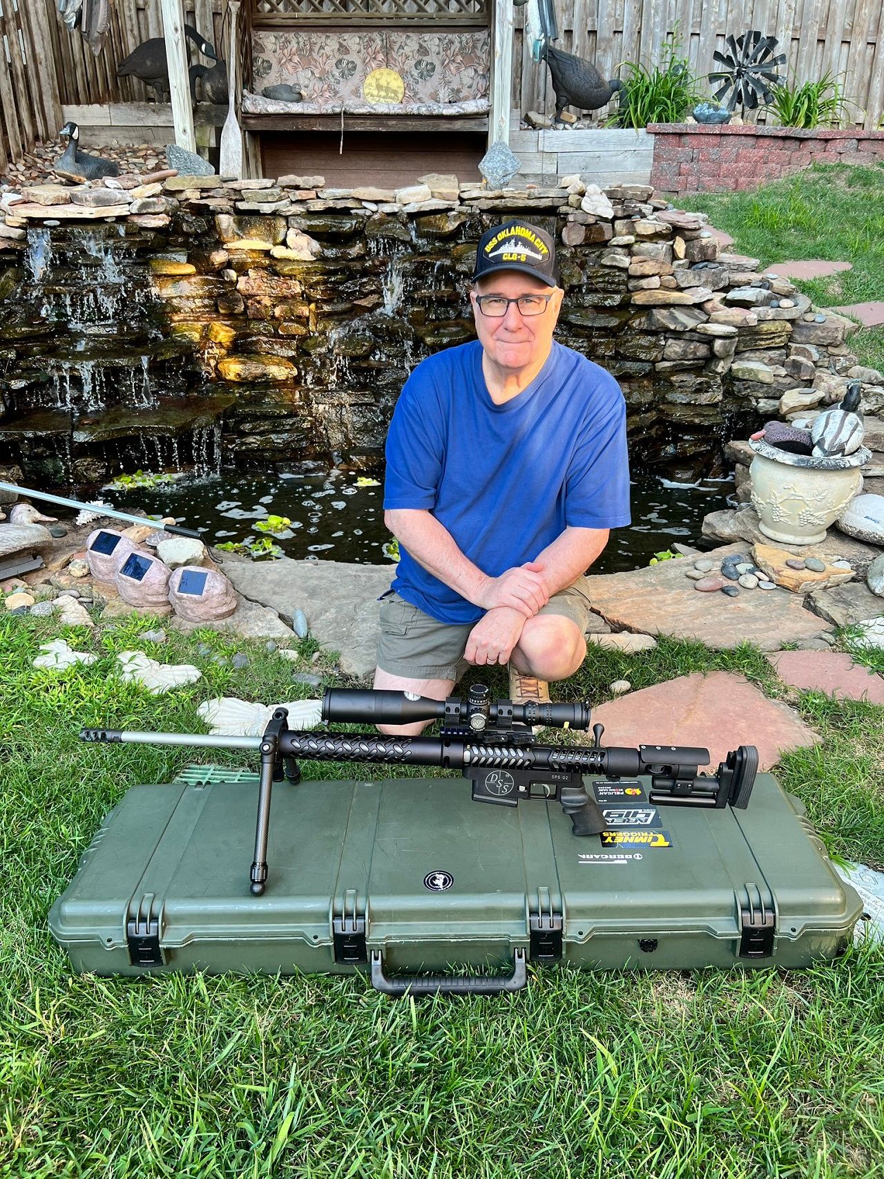 คุณลุง Grandpa Gaming ผู้ไม่ยอมเปิดเผยชื่อและนามสกุลจริง แต่เผยประวัติว่าเคยเป็นทหารเก่ามาก่อนจึงชอบยิงปืนเป็นงานอดิเรก