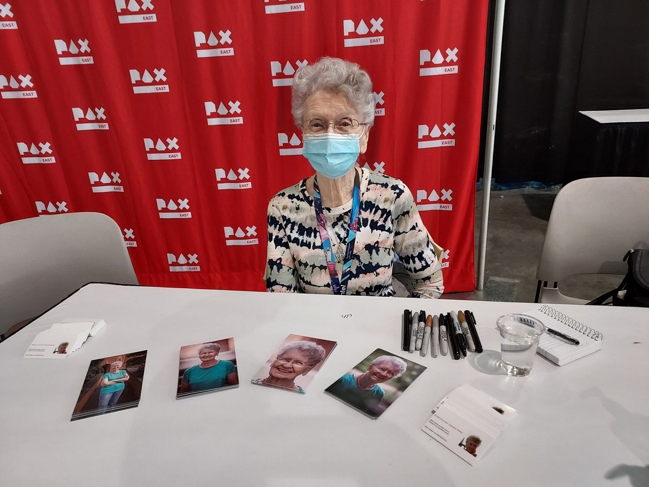 คุณย่าเชอร์รี่ฮอตจนตั้งโต๊ะแจกลายเซ็นเลยทีเดียว