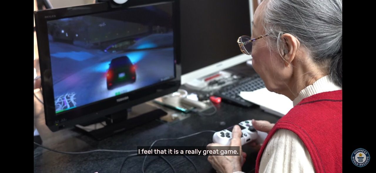 จุดเริ่มต้นของคุณยายคือเล่นเกมตามหลานเพราะดูน่าสนุก จากนั้นก็ติดจนมาเปิดช่องยูทูบของตัวเองในปี 2014