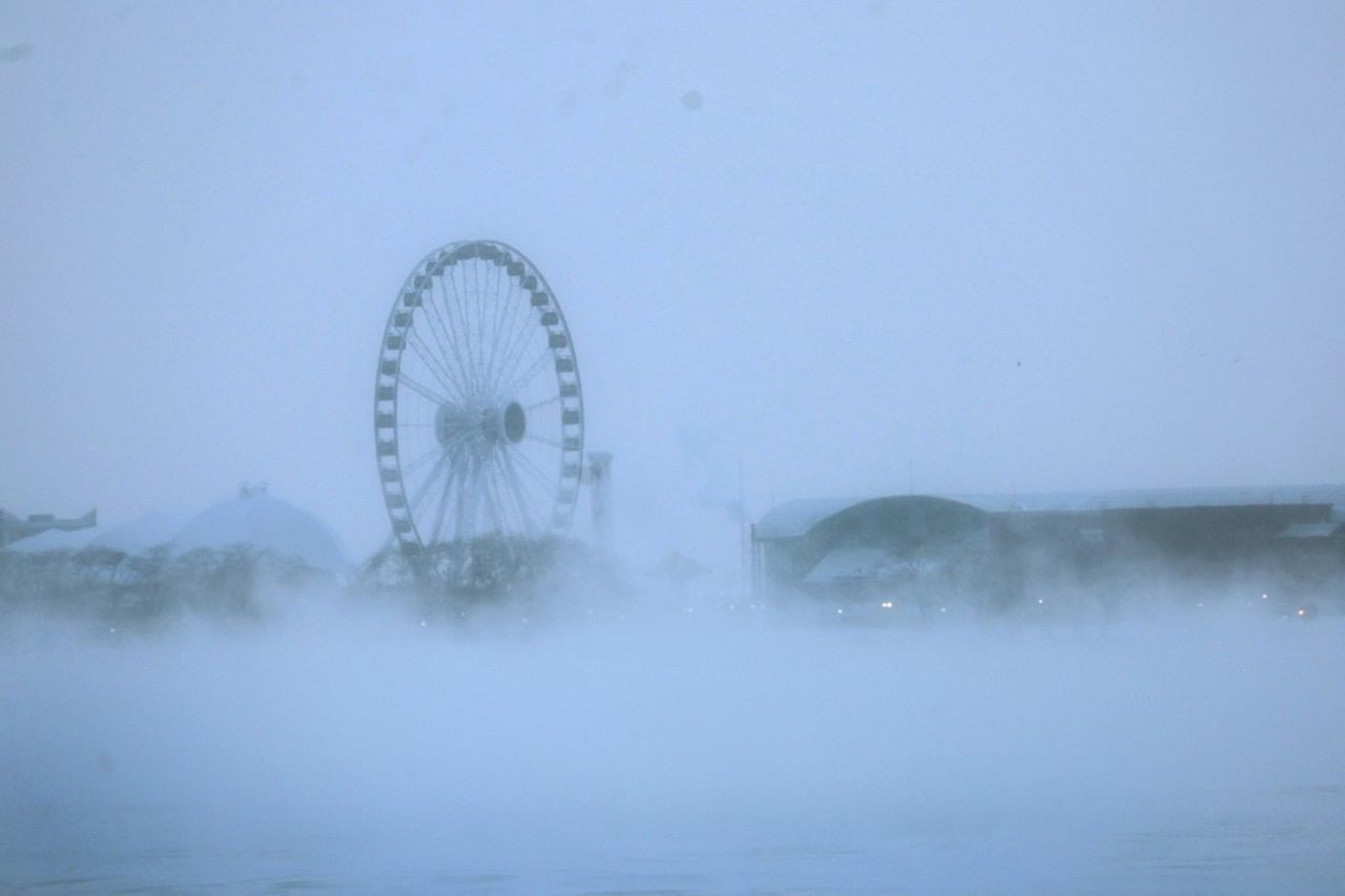 ไอน้ำลอยขึ้นมาจากทะเลสาบมิชิแกน ในเมืองชิคาโก รัฐอิลลินอยส์ เมื่อ 22 ธ.ค. 2565