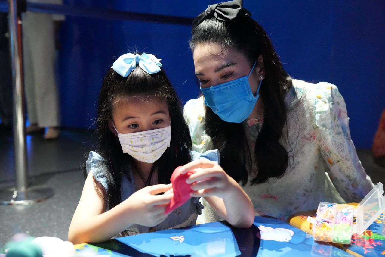 แม่เมย์ และน้องมายู ร่วมกิจกรรมเคลย์ เวิร์คส (Clay Works) ประดิษฐ์ที่คั่นหนังสือ DIY ลายสัตว์โลกใต้ทะเลจากดินเหนียว