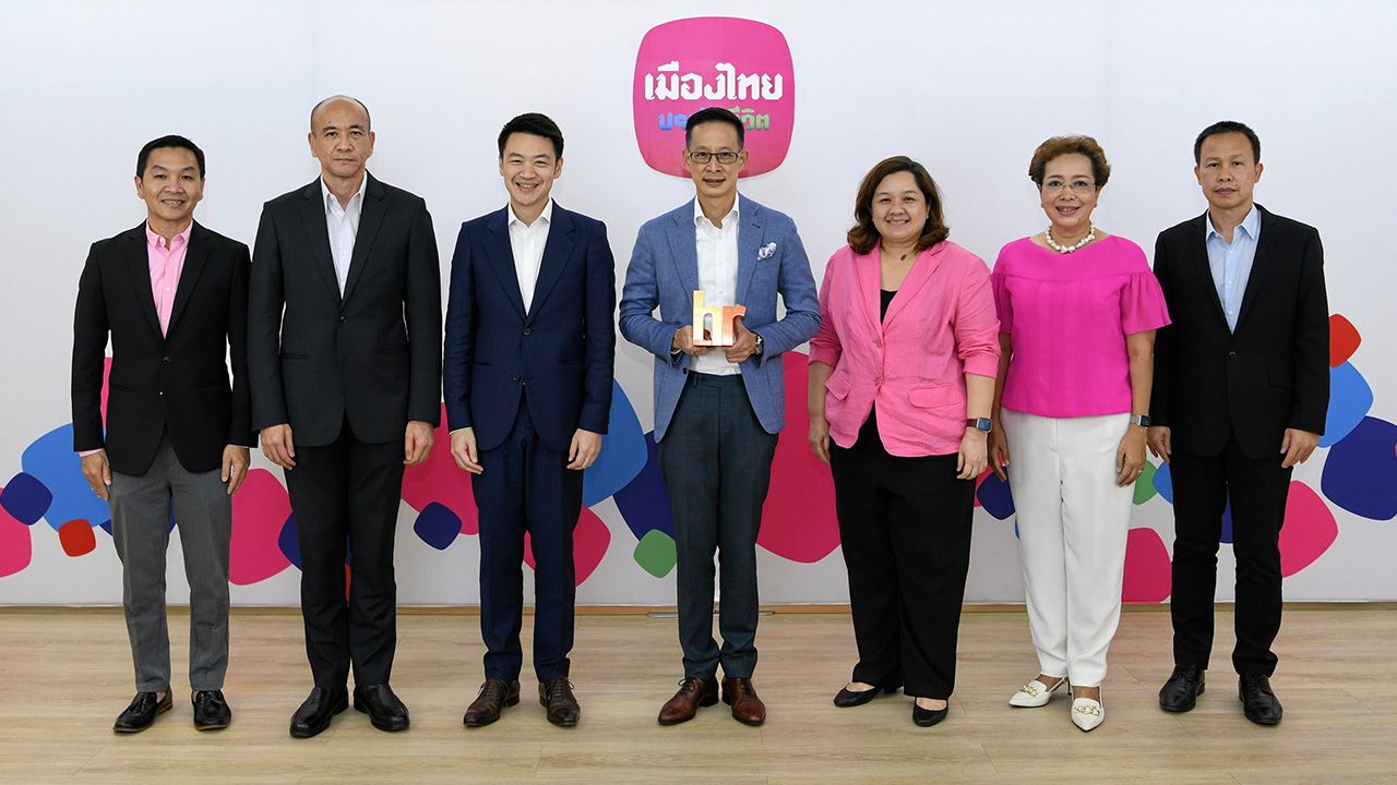 เก่งจริง สาระ ลํ่าซำ ซีอีโอ บ.เมืองไทยประกันชีวิต ได้รับรางวัล “Excellence in the Use of HR Tech” ในงาน HR จากสถาบัน Human Resources Online ประเทศสิงคโปร์ โดยมี ดร.สุธี โมกขะเวส และ พิตราภรณ์ บุณยรัตพันธุ์ มาร่วมปลื้มด้วย ที่เมืองไทยประกันชีวิต สนง.ใหญ่ วันก่อน.