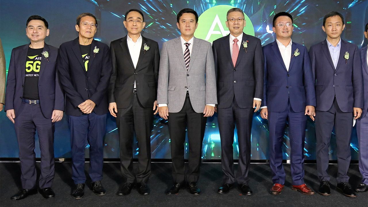 ยกระดับ - ชัยวุฒิ ธนาคมานุสรณ์ รมว.ดส. และ หวัง ลี่ผิง อัครราชทูตจีน เปิด “ศูนย์นวัตกรรม 5 จี เอแซด เซ็นเตอร์” เพื่อยกระดับเทคโนโลยี 5G โดยมี กานต์ ตระกูลฮุน, อัลเลน ลิว ยง เคียง, เหมย จงหัว และ สมชัย เลิศสุทธิวงค์ มาร่วมงานด้วย ที่อาคารทิปโก้ พระราม 6 วันก่อน.