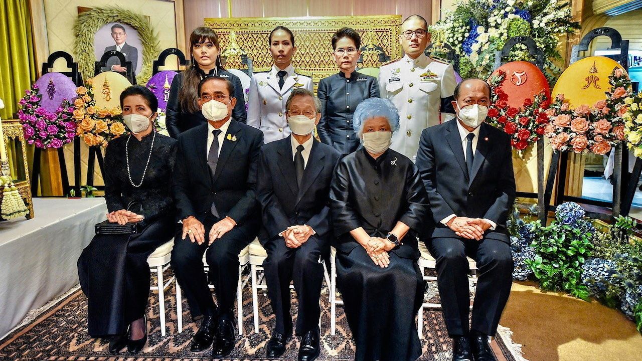 สู่สุคติ - พล.อ.ประยุทธ์–คุณหญิงนราพร จันทร์โอชา, พล.อ.อนุพงษ์ เผ่าจินดา, ชวน หลีกภัย และ ท่านผู้หญิงบุตรี วีระไวทยะ มาร่วมในพิธีพระพิธีธรรมสวดพระอภิธรรมศพ จุตินันท์ ภิรมย์ภักดี อดีต กก.ผจก.ใหญ่ บริษัทบุญรอด บริวเวอรี่ ที่บ้านเลขที่ 47 สุขุมวิท 63 เอกมัย วันก่อน.