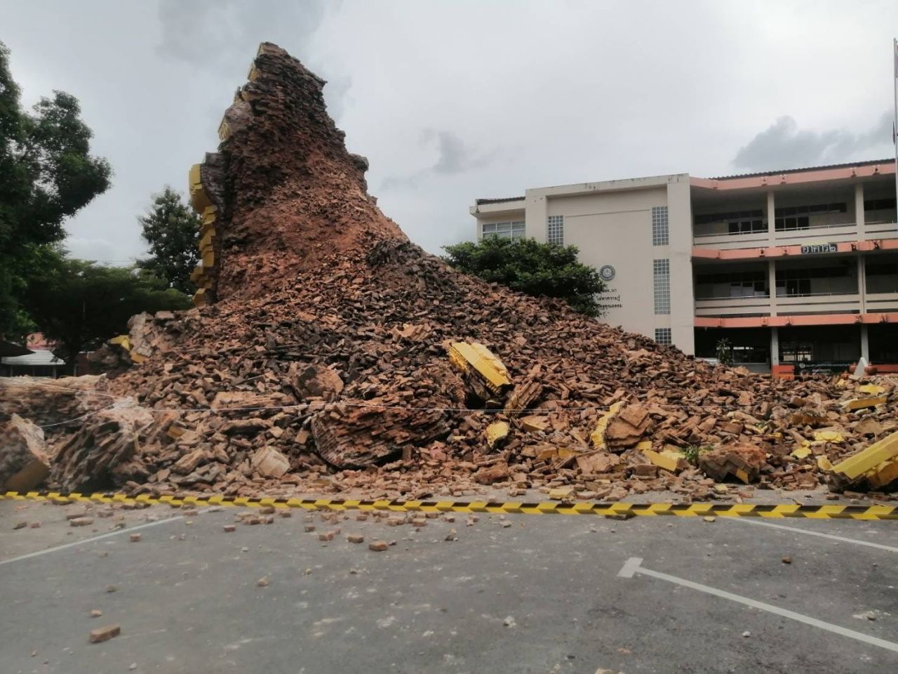 พระธาตุเจดีย์ วัดศรีสุพรรณ ที่พังถล่มอย่างรวดเร็ว 