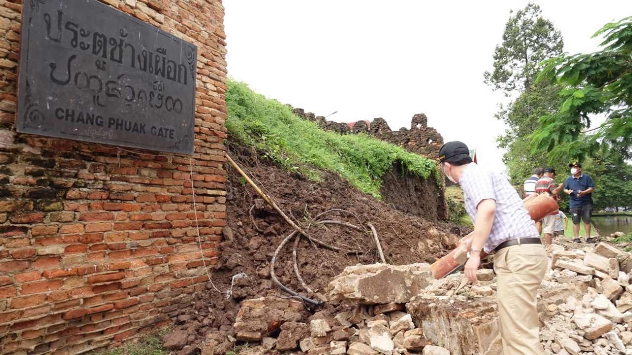 กำแพงเมืองประตูช้างเผือกถล่ม