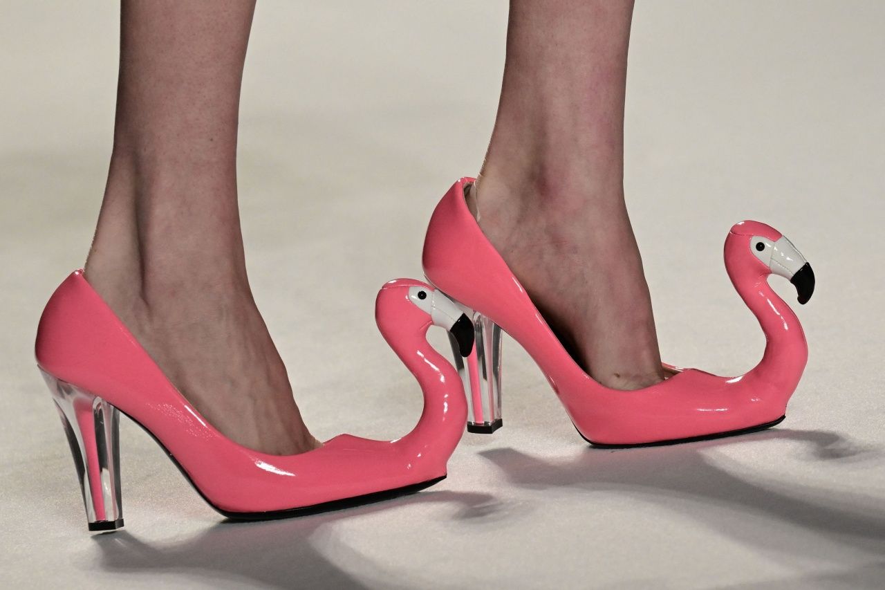 แรงบันดาลใจจากสระว่ายน้ำมาสู่ผลงานสร้างสรรค์บนรันเวย์ของแบรนด์ Moschino (ภาพโดย MIGUEL MEDINA / AFP)