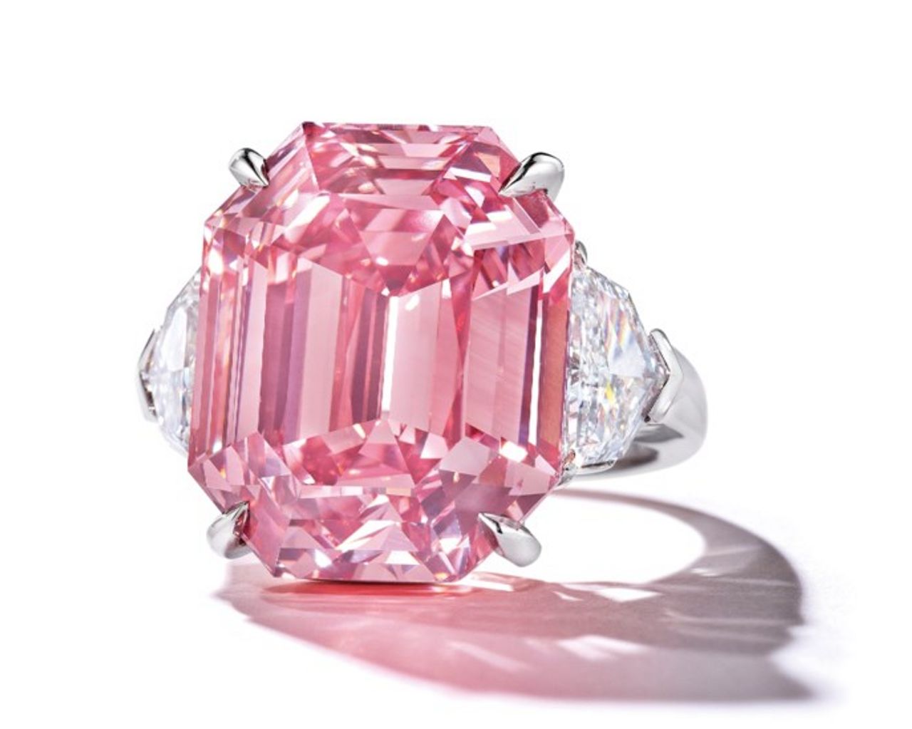เพชรสีชมพูเม็ดงาม Pink Legacy ขนาด 18.9 กะรัต มูลค่ากว่า 50 ล้านดอลลาร์สหรัฐ  (ภาพจาก christies.com)