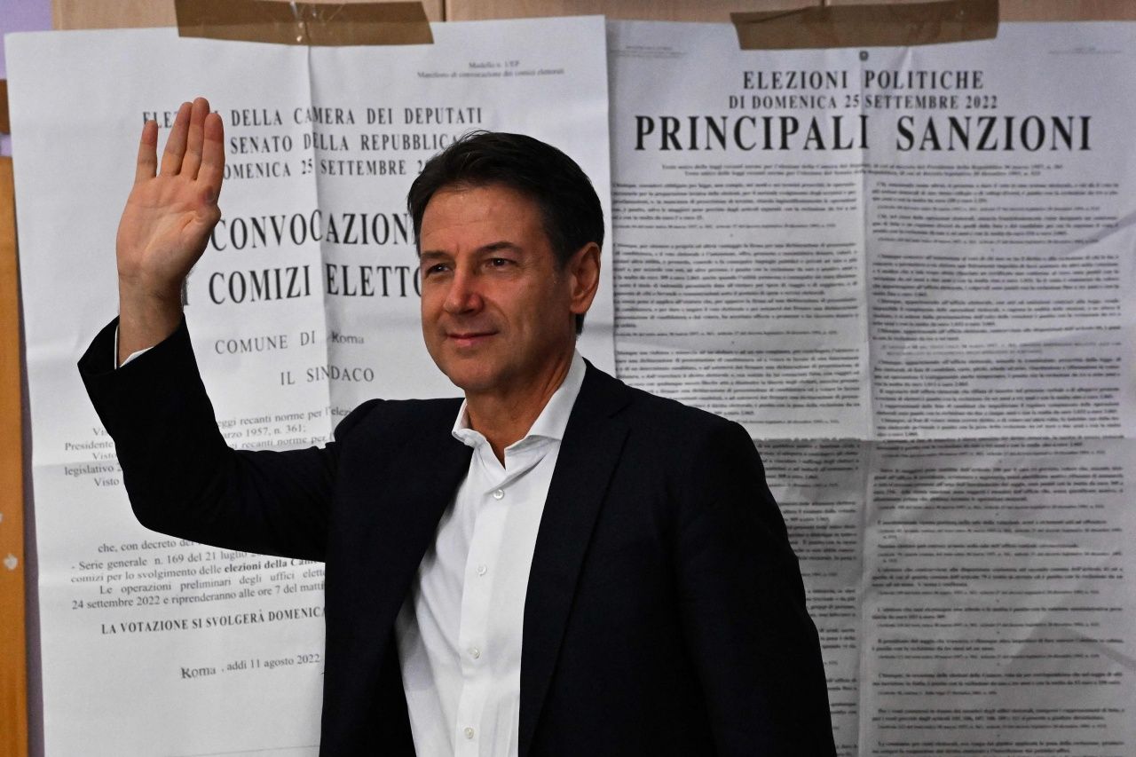 จูเซปเป คอนเต อดีตนายกรัฐมนตรี และหัวหน้าพรรคประชานิยม ‘Five Star Movement’ในอิตาลี มาใช้สิทธิ์เลือกตั้งเมื่อ 25 ก.ย. 2565