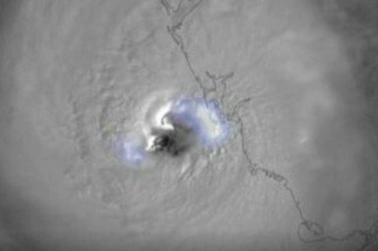 ภาพถ่ายเฮอริเคนเอียน จากสถานีอวกาศนานาชาติ ซึ่งแสงสีม่วงที่เห็นตรง ‘ตาพายุ’ นั่นคือ ฟ้าแลบฟ้าผ่า