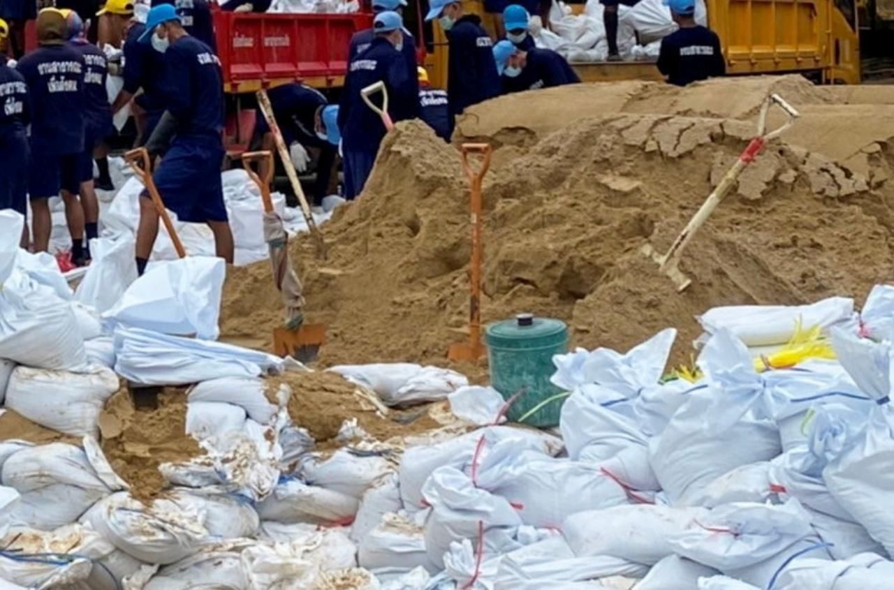 เตรียมกระสอบทรายป้องกันน้ำท่วม