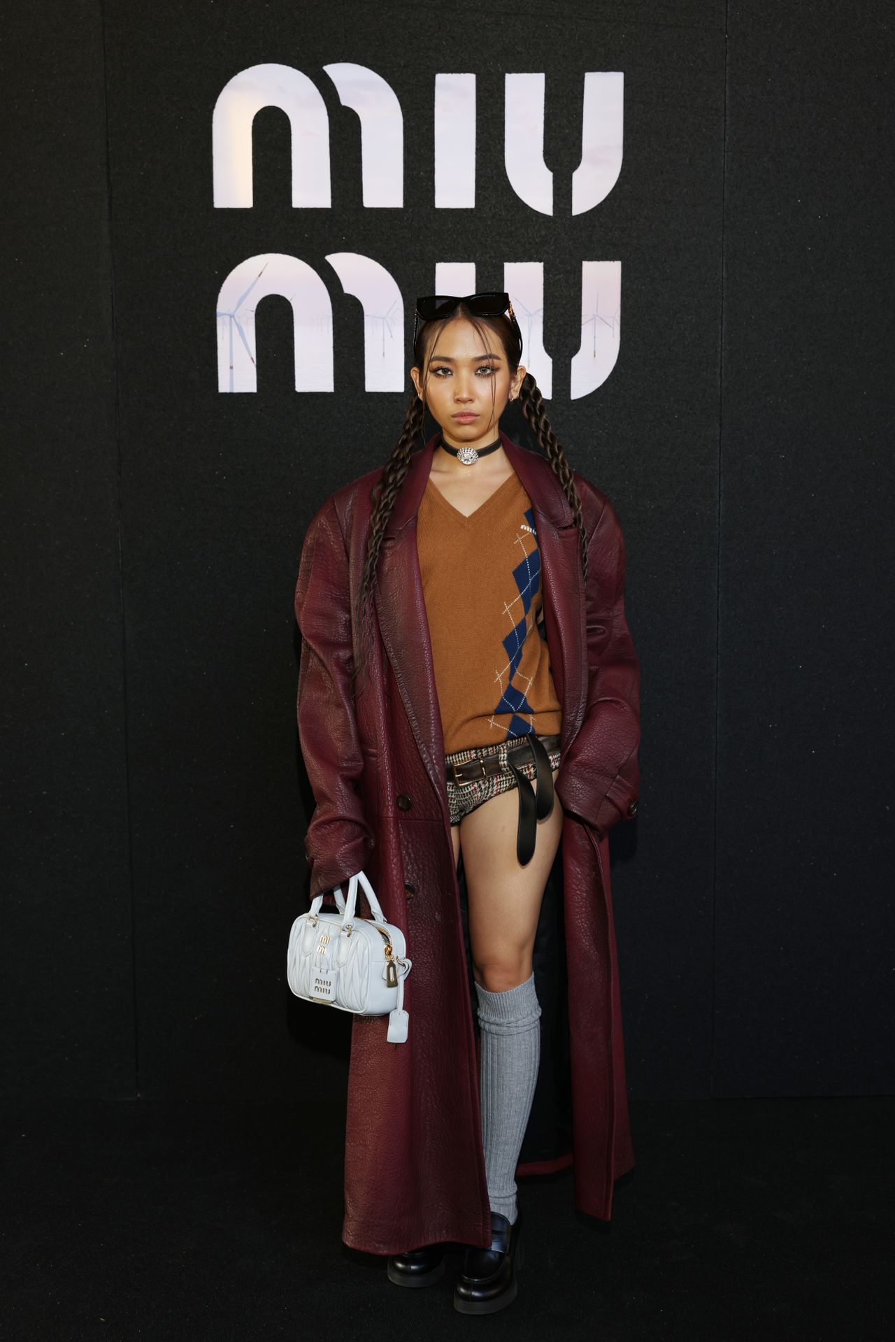 มิลลิ เข้าร่วมงาน Miu Miu Womenswear S/S 2023 ซึ่งเป็นส่วนหนึ่งของงาน Paris Fashion Week (ภาพถ่ายโดย Arnold Jerocki/Getty Images สำหรับ Miu Miu)
