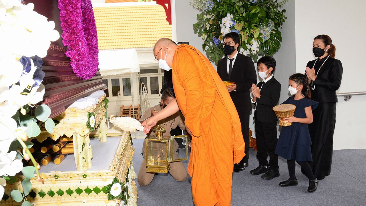 ปลายทางชีวิต พระธรรมศากยวงศ์วิสุทธิ์ ผู้ช่วยเจ้าอาวาสวัดบวรนิเวศวิหาร เป็นประธานในพิธีฌาปนกิจศพ วสันต์ เบนซ์ทองหล่อ ประธานกรรมการบริษัทเบนซ์ทองหล่อ สามี เจษฎ์สุภา เบนซ์ทองหล่อ และเป็นบิดาของ พลอยกาญจน์ โพธิพิมพานนท์ ที่วัดธาตุทอง สุขุมวิท วันก่อน.