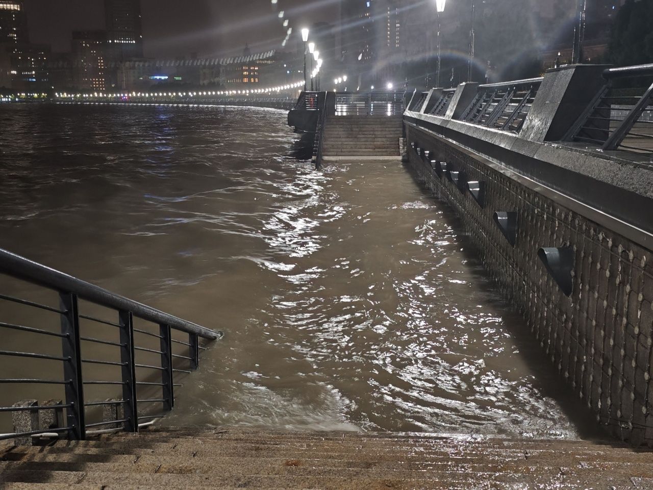 น้ำท่วมบริเวณริมฝั่งแม่น้ำหวงผู่ ที่ไหลผ่านใจกลางนครเซี่ยงไฮ้  เมื่อ 15ก.ย.2565 จากอิทธิพลของพายุหมุ่ยฟ้า ที่ขึ้นฝั่งถล่มเซี่ยงไฮ้ ส่งผลให้เกิดฝนตกหนัก