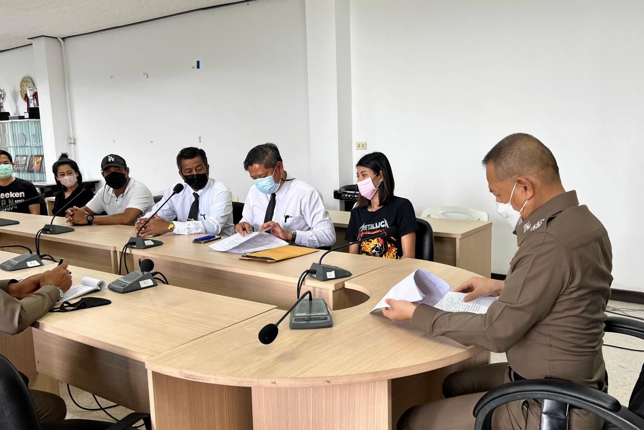 ตำรวจรายงานความคืบหน้าของคดี ให้แม่เด็กผู้เสียชีวิตได้รับทราบ