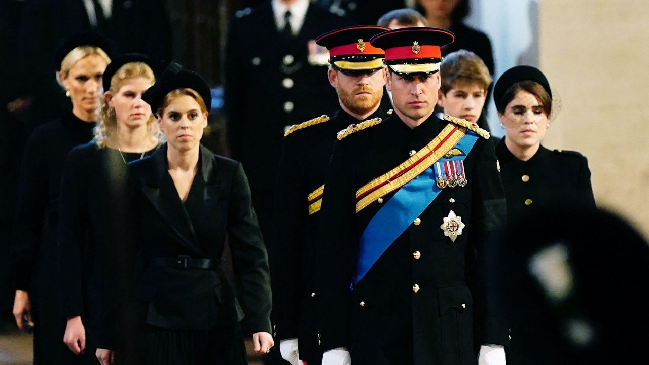 พระราชนัดดาในสมเด็จพระราชินีเอลิซาเบธที่ 2 นำโดยเจ้าชายวิลเลียม ทรงประกอบพิธีเฝ้าพระบรมศพ ที่ประดิษฐาน ณ เวสต์มินสเตอร์ฮอลลล์ ในกรุงลอนดอน เมื่อ17 ก.ย.2565