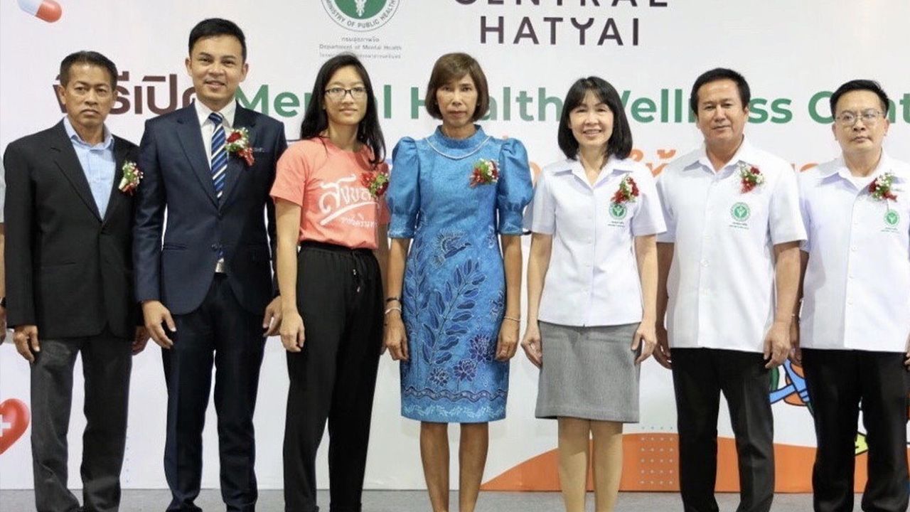 ให้คำปรึกษา - พญ.อัมพร เบญจพลพิทักษ์ เปิด “สถานีเติมสุข : Mental Health Wellness Center” จัดบริการให้คำปรึกษาด้านสุขภาพจิต โดยมี สุรียพรรณ ณ สงขลา, สัมฤทธิ์ บุญรัตน์, เพชรธรา จิราธิวัฒน์ และ จุมภฏ พรมสีดา มาร่วมงานด้วย ที่เซ็นทรัล หาดใหญ่ วันก่อน.