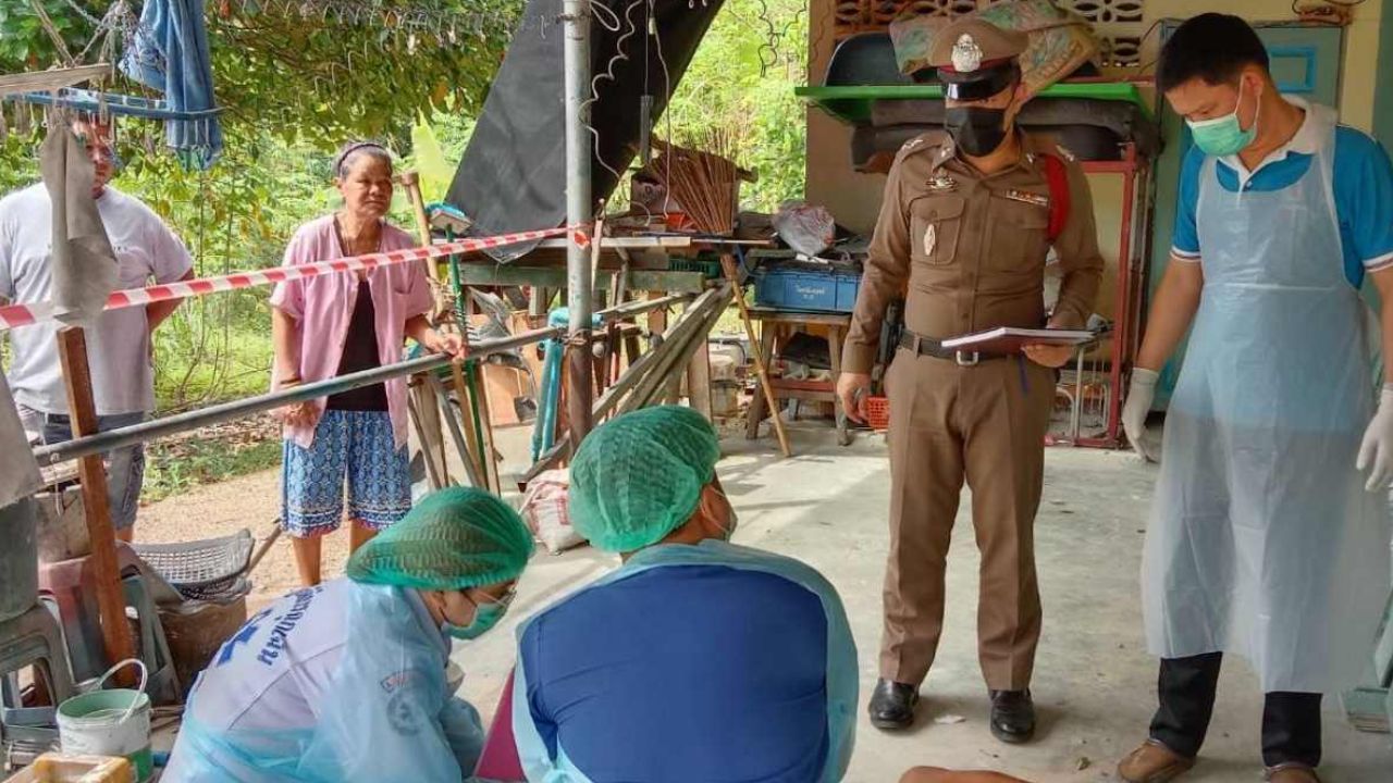 เจ้าหน้าที่ตำรวจเก็บหลักฐานในที่เกิดเหตุ เด็กอายุ 14 ปี เสียชีวิตที่ จ.ชลบุรี 