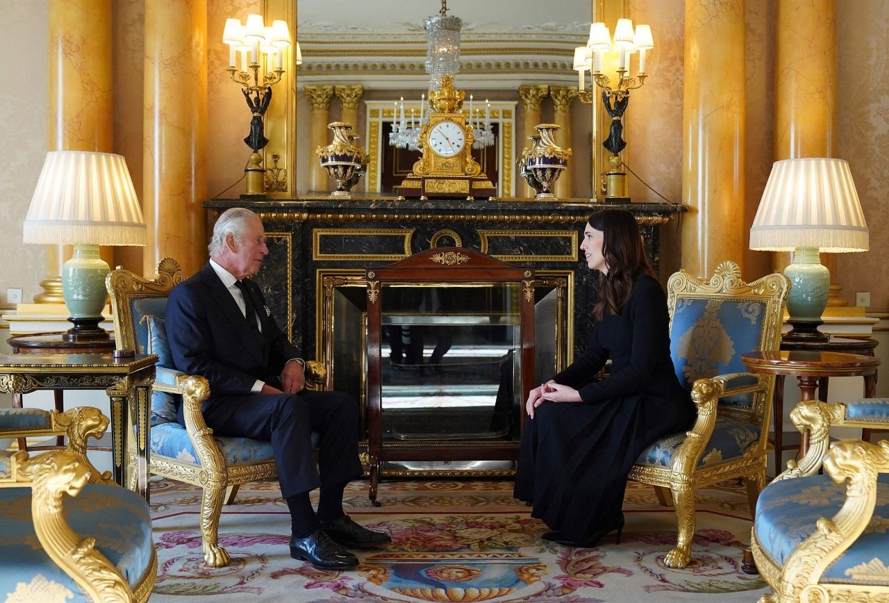 พระเจ้าชาร์ลส์ที่ 3 ทรงพระราชปฏิสันถารกับนายกรัฐมนตรีจาซินดา อาร์เดิร์น แห่งนิวซีแลนด์ ในโอกาสได้รับเชิญให้มาร่วมในงานพระราชพิธีพระบรมศพสมเด็จพระราชินีเอลิซาเบธที่ 2