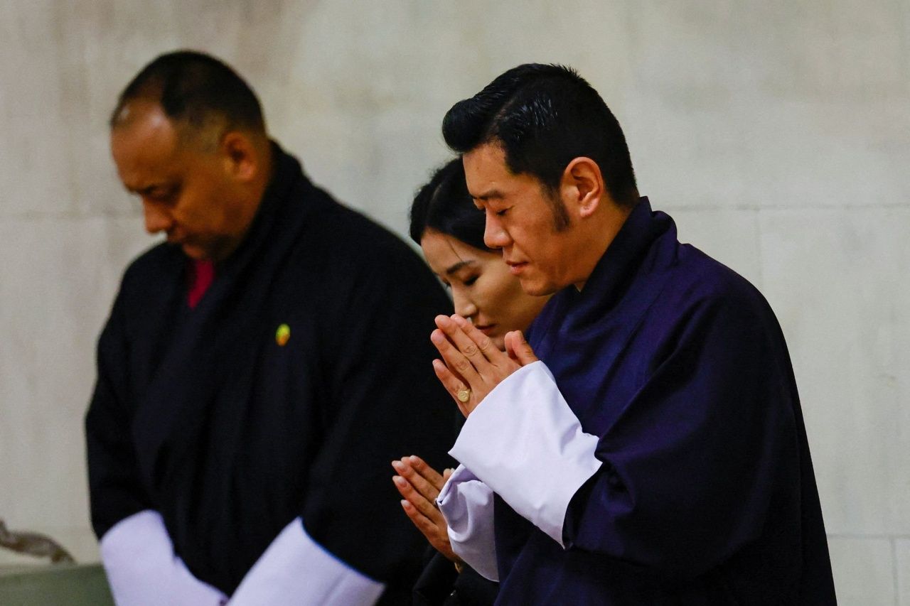 สมเด็จพระราชาธิบดีจิกมี และสมเด็จพระราชินีเจตซุน เพมานแห่งภูฏาน ทรงเข้าสักการะพระบรมศพสมเด็จพระราชินีเอลิซาเบธที่ 2 ณ เวสต์มินสเตอร์ฮอลล์ ในกรุงลอนดอน เมื่อ 18 ก.ย.2565