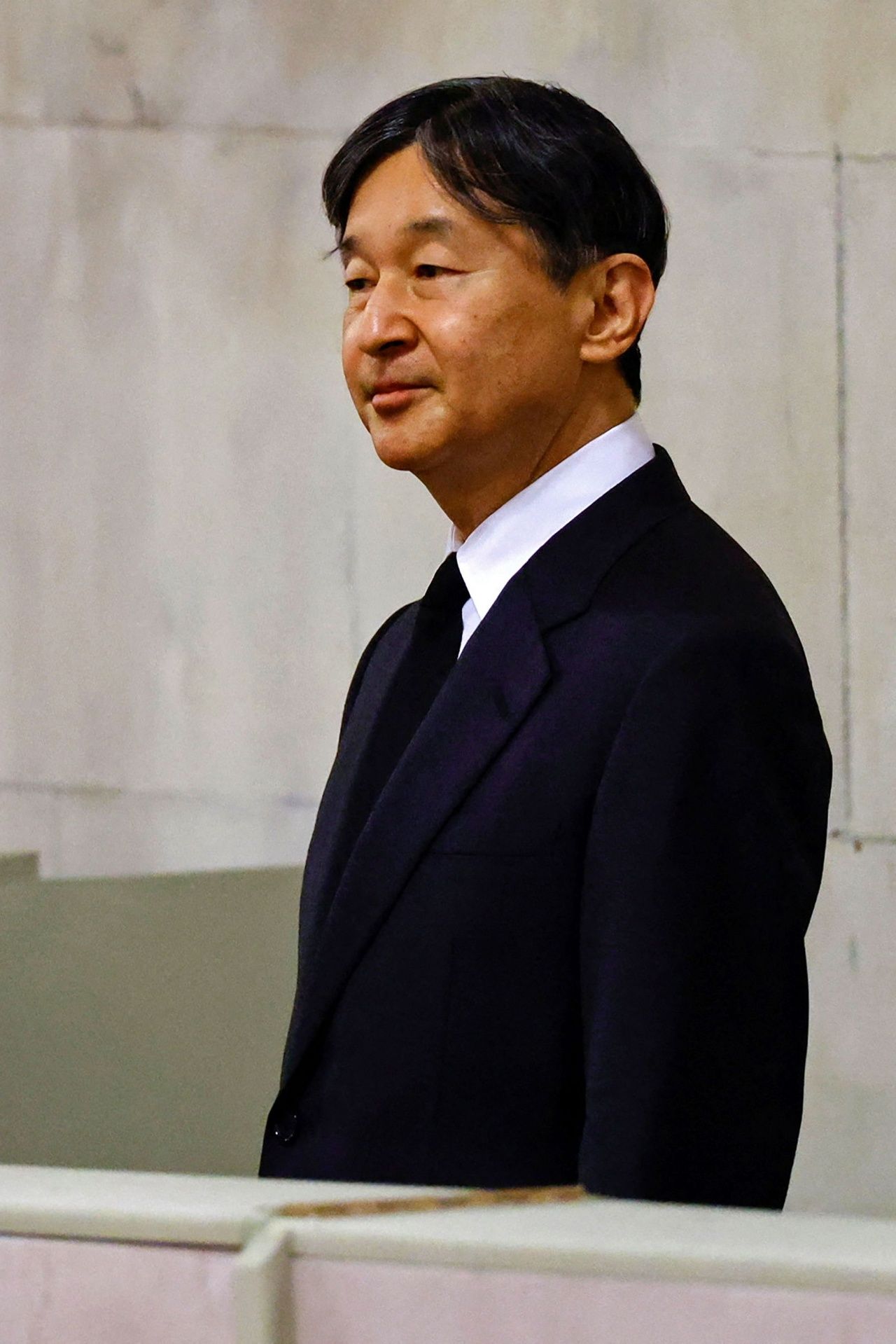 สมเด็จพระจักรพรรดินารูฮิโตะแห่งญี่ปุ่น ทรงเข้าสักการะพระบรมศพสมเด็จพระราชินีเอลิซาเบธที่ 2 ณ เวสต์มินสเตอร์ฮอลล์ ในกรุงลอนดอน เมื่อ 18 ก.ย.2565