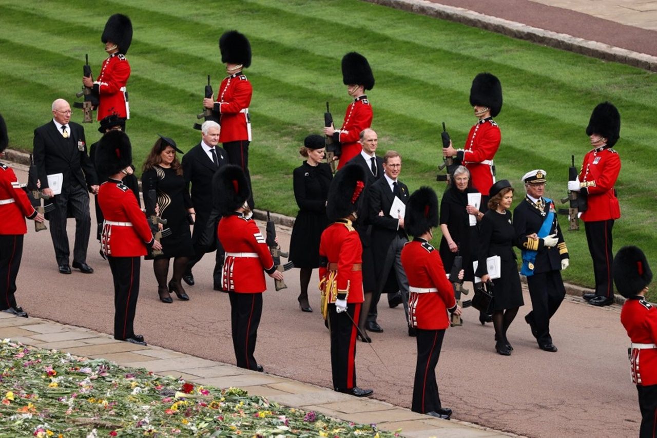 สมเด็จพระราชาธิบดี คาร์ล กุสตาส ที่ 16 (ขวาสุด) และพระราชินี ซิลเวีย เสร็จฯ สู่โบสถ์น้อยเซนต์ จอร์จ