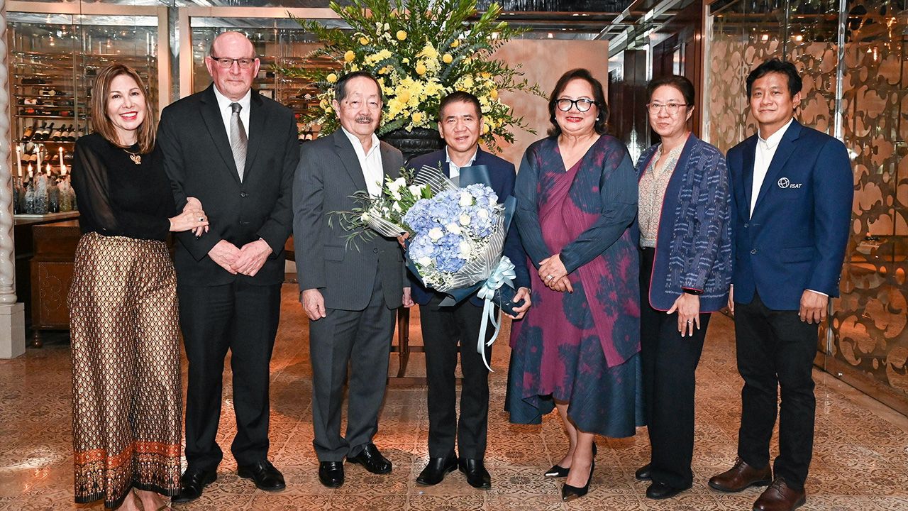 แท้งกิ้วเวรีมัช ดร.ประทีป เจียรวนนท์, ดร.แอนดรู เดวี่ และ อุษา สมบูรณ์ จัดงานเลี้ยงให้ ดร.สุจินต์ ไชยชุมศักดิ์ ผวจ.นนทบุรี ในโอกาสครบเกษียณราชการและขอบคุณความช่วยเหลือการศึกษาของโรงเรียนสถานศึกษานานาชาติ ISB ที่โรงแรมแกรนด์ ไฮแอท เอราวัณ วันก่อน.