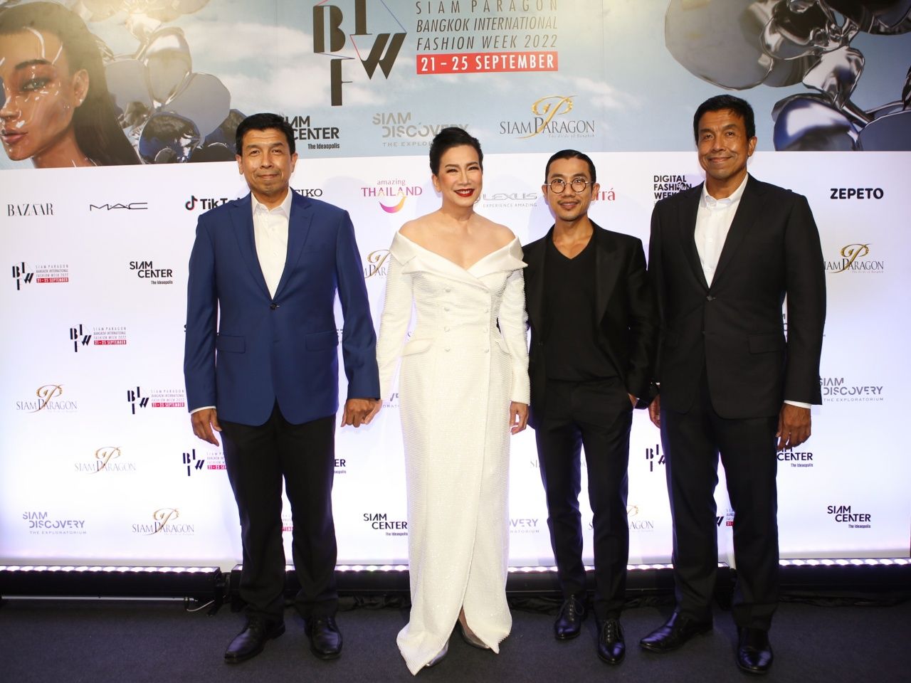 นพ.ฉันชาย สิทธิพันธุ์ ผู้อำนวยการ โรงพยาบาลจุฬาลงกรณ์ สภากาชาดไทย (ชุดสีน้ำเงิน) กับผู้ว่าฯกทม. ชัชชาติ สิทธิพันธุ์ ร่วมแสดงความยินดี กับ พี่สาวคนโต รศ.ดร.ปรีชญา สิทธิพันธุ์ อาจารย์ประจำภาควิชาสถาปัตยกรรม คณะสถาปัตยกรรมศาสตร์ จุฬาลงกรณ์มหาวิทยาลัย ในการเดินแฟชั่นโชว์ คอลเลกชันของดีไซเนอร์ดัง ฌอน -ชวนล ไคสิริ แห่ง POEM